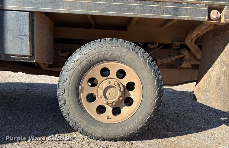 image for item EP2841 2006 Ford F350 Super Duty bale bed pickup truck