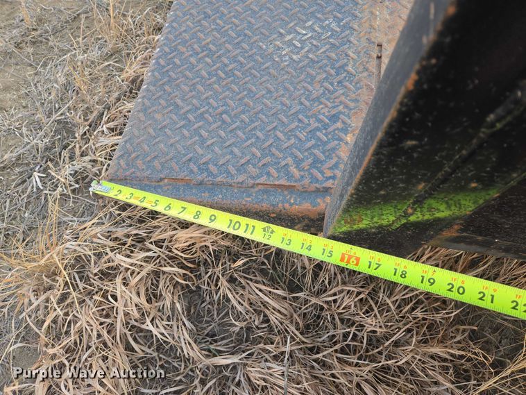 image for item ES2804 2005 JLG utility trailer