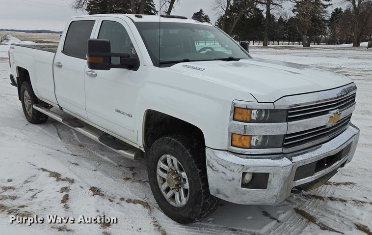 image for item ES2828 2016 Chevrolet Silverado 3500HD Crew Cab pickup truck