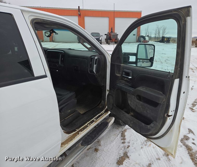 image for item ES2828 2016 Chevrolet Silverado 3500HD Crew Cab pickup truck