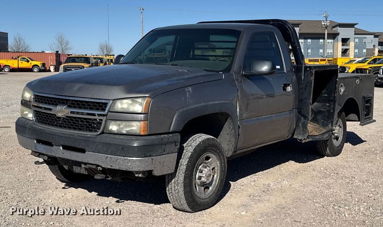 image for item ES5699 2007 Chevrolet Silverado 2500 flatbed pickup truck