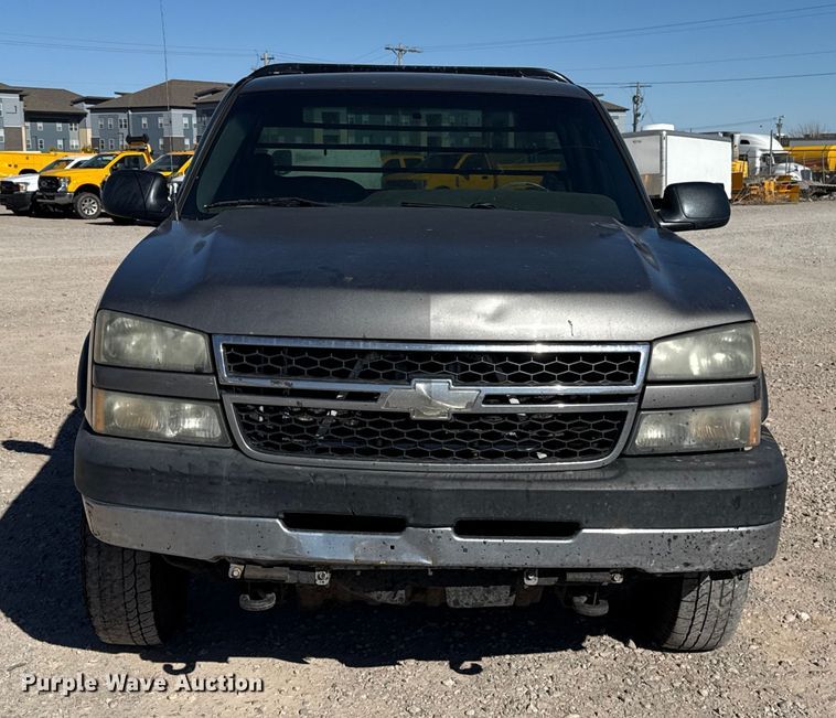 image for item ES5699 2007 Chevrolet Silverado 2500 flatbed pickup truck