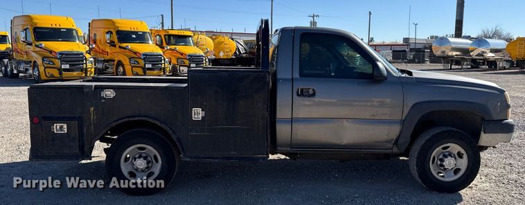 image for item ES5699 2007 Chevrolet Silverado 2500 flatbed pickup truck