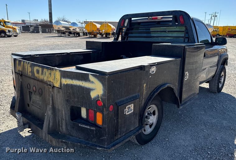 image for item ES5699 2007 Chevrolet Silverado 2500 flatbed pickup truck