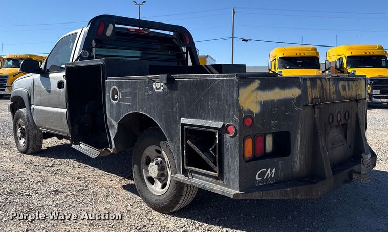 image for item ES5699 2007 Chevrolet Silverado 2500 flatbed pickup truck