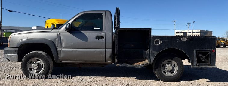 image for item ES5699 2007 Chevrolet Silverado 2500 flatbed pickup truck