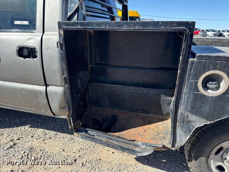 image for item ES5699 2007 Chevrolet Silverado 2500 flatbed pickup truck