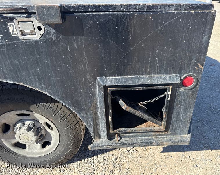 image for item ES5699 2007 Chevrolet Silverado 2500 flatbed pickup truck