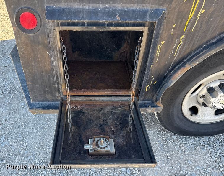 image for item ES5699 2007 Chevrolet Silverado 2500 flatbed pickup truck