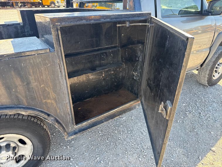 image for item ES5699 2007 Chevrolet Silverado 2500 flatbed pickup truck