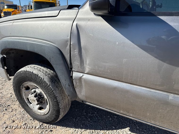 image for item ES5699 2007 Chevrolet Silverado 2500 flatbed pickup truck