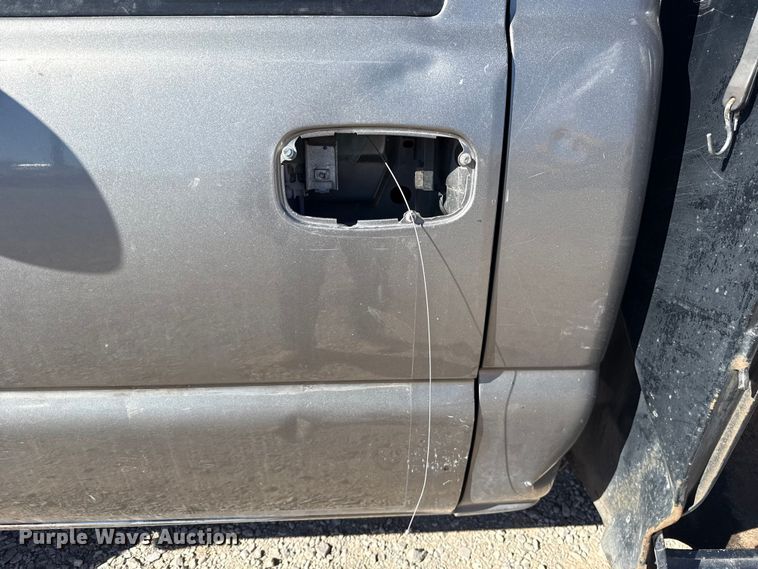 image for item ES5699 2007 Chevrolet Silverado 2500 flatbed pickup truck