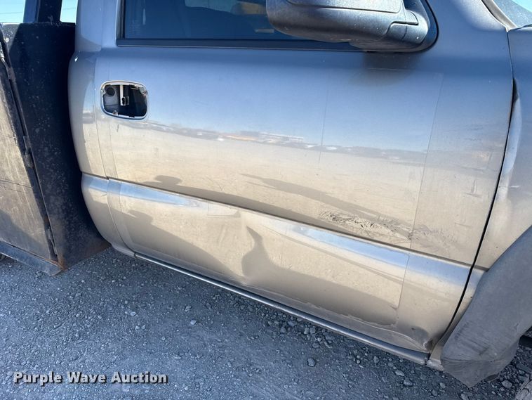 image for item ES5699 2007 Chevrolet Silverado 2500 flatbed pickup truck