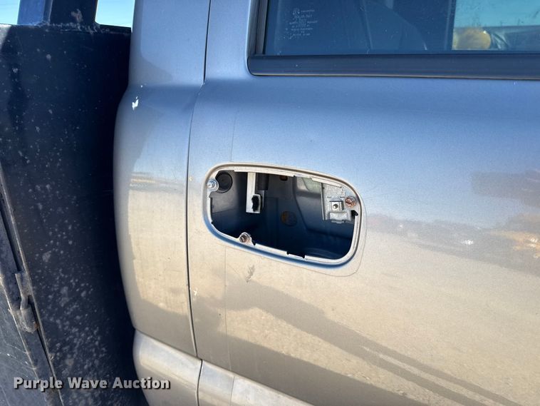 image for item ES5699 2007 Chevrolet Silverado 2500 flatbed pickup truck