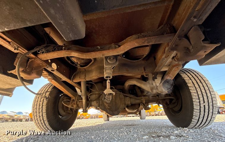 image for item ES5699 2007 Chevrolet Silverado 2500 flatbed pickup truck