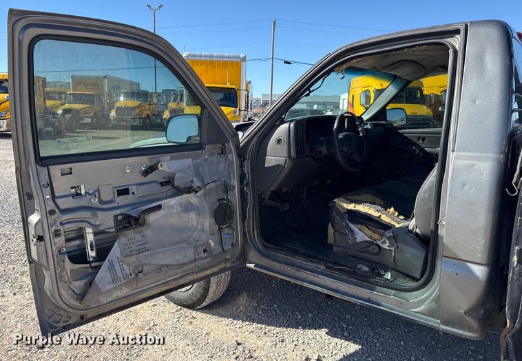 image for item ES5699 2007 Chevrolet Silverado 2500 flatbed pickup truck