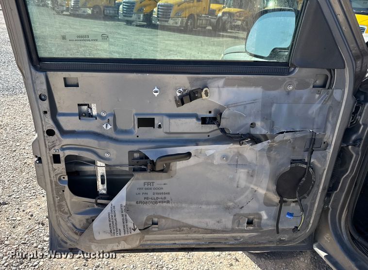 image for item ES5699 2007 Chevrolet Silverado 2500 flatbed pickup truck