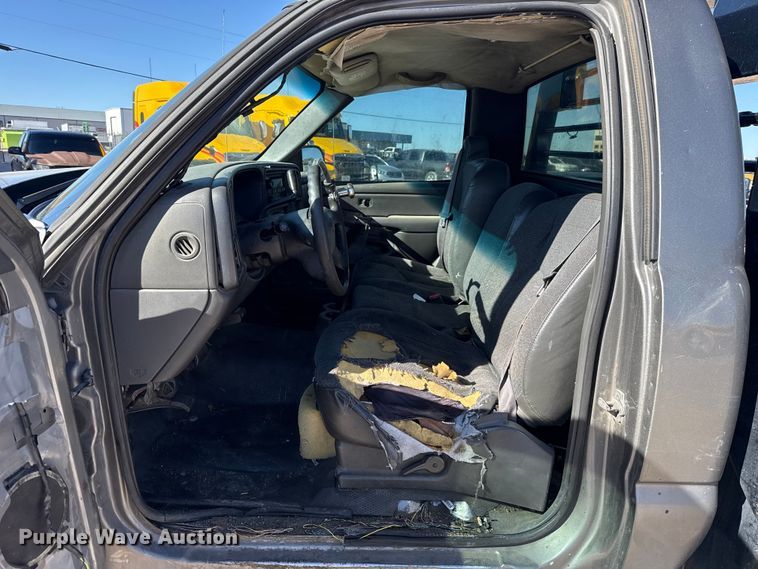 image for item ES5699 2007 Chevrolet Silverado 2500 flatbed pickup truck