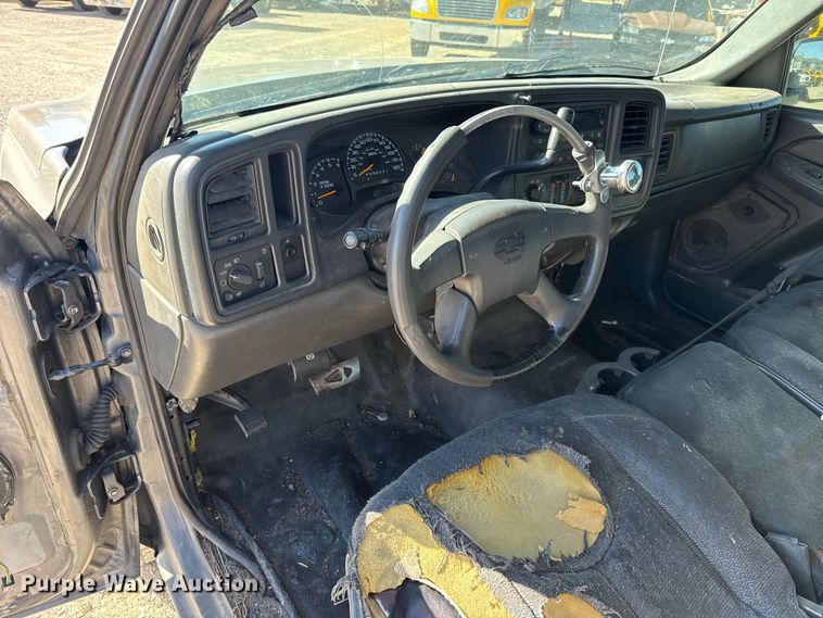 image for item ES5699 2007 Chevrolet Silverado 2500 flatbed pickup truck