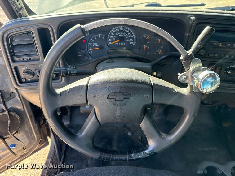 image for item ES5699 2007 Chevrolet Silverado 2500 flatbed pickup truck