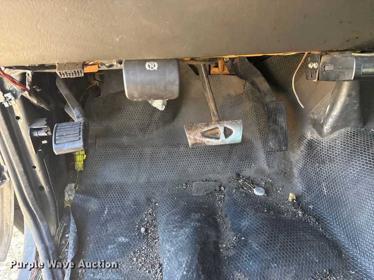 image for item ES5699 2007 Chevrolet Silverado 2500 flatbed pickup truck