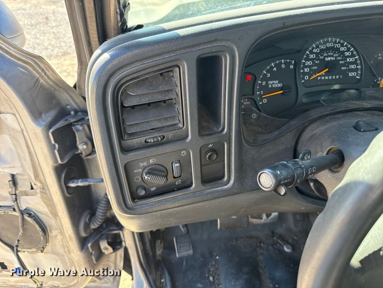 image for item ES5699 2007 Chevrolet Silverado 2500 flatbed pickup truck