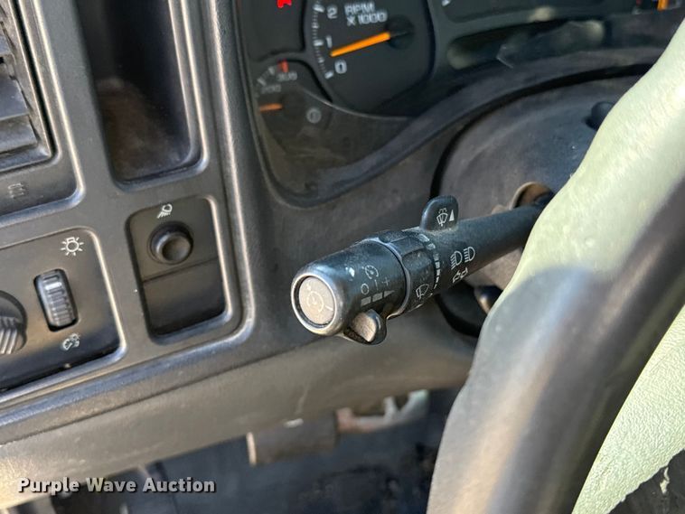 image for item ES5699 2007 Chevrolet Silverado 2500 flatbed pickup truck