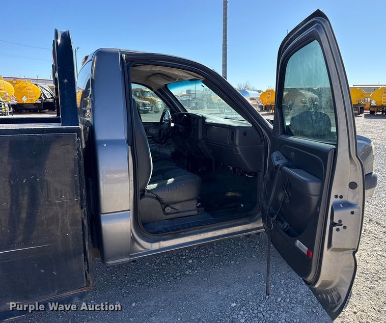 image for item ES5699 2007 Chevrolet Silverado 2500 flatbed pickup truck