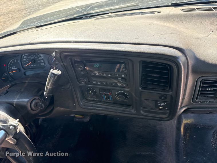 image for item ES5699 2007 Chevrolet Silverado 2500 flatbed pickup truck