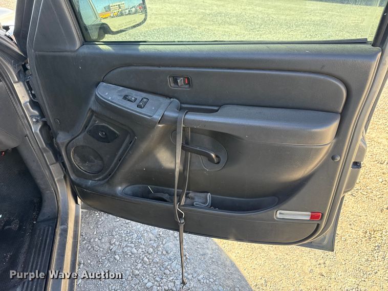 image for item ES5699 2007 Chevrolet Silverado 2500 flatbed pickup truck