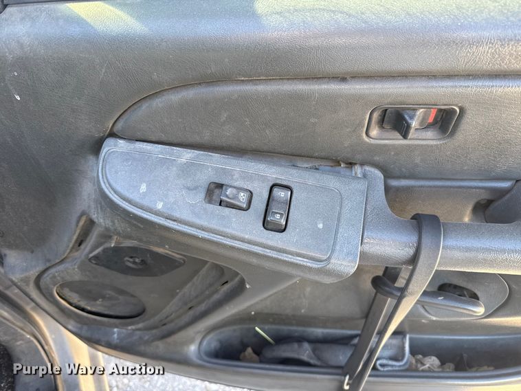 image for item ES5699 2007 Chevrolet Silverado 2500 flatbed pickup truck