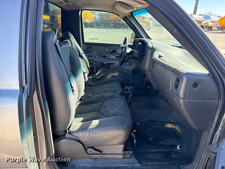 image for item ES5699 2007 Chevrolet Silverado 2500 flatbed pickup truck