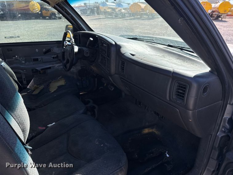 image for item ES5699 2007 Chevrolet Silverado 2500 flatbed pickup truck