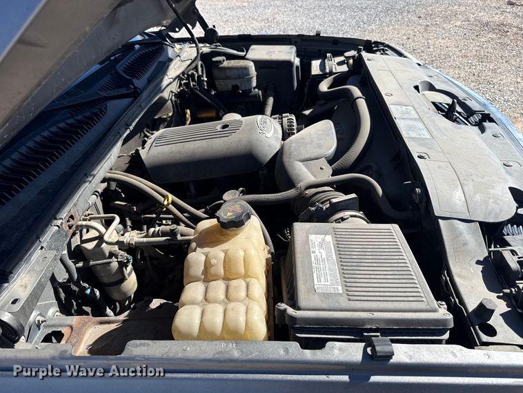 image for item ES5699 2007 Chevrolet Silverado 2500 flatbed pickup truck