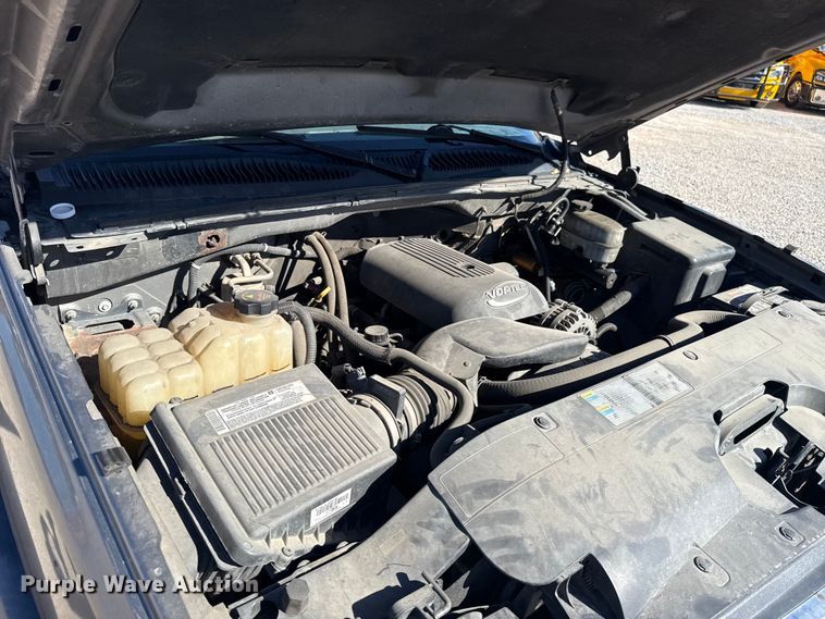 image for item ES5699 2007 Chevrolet Silverado 2500 flatbed pickup truck