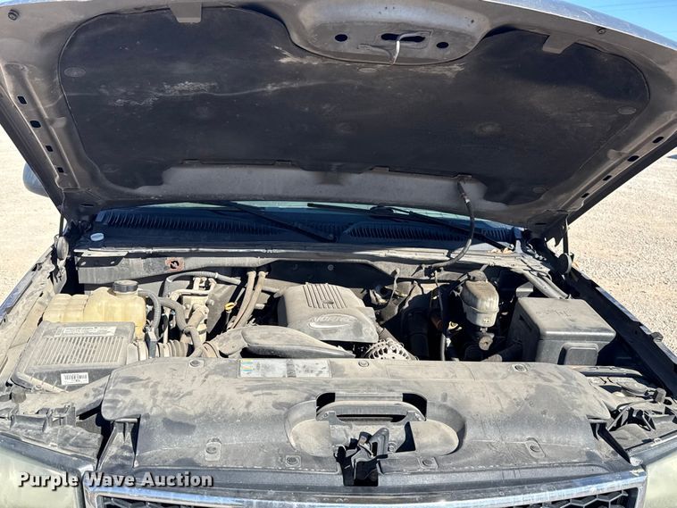 image for item ES5699 2007 Chevrolet Silverado 2500 flatbed pickup truck