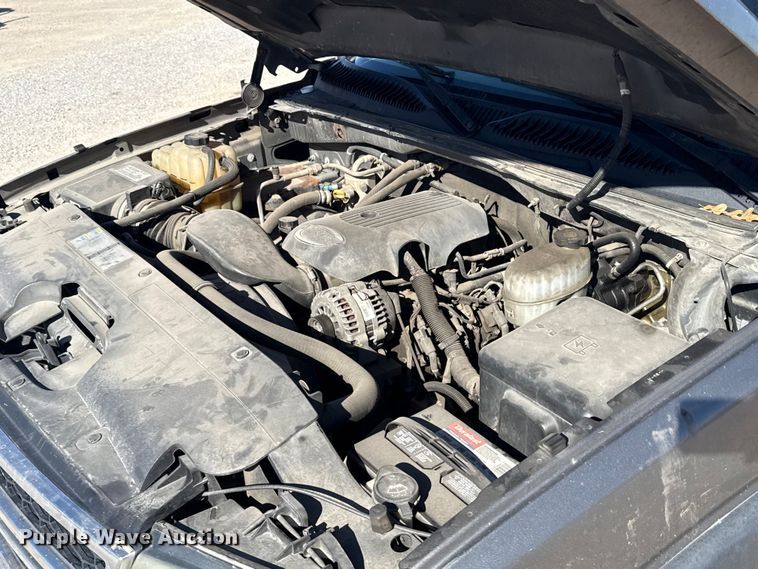 image for item ES5699 2007 Chevrolet Silverado 2500 flatbed pickup truck