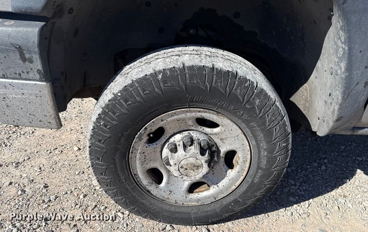 image for item ES5699 2007 Chevrolet Silverado 2500 flatbed pickup truck