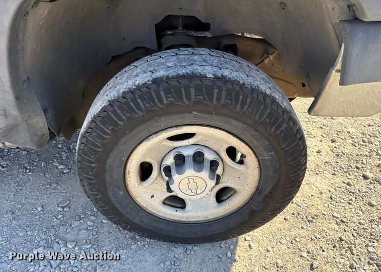 image for item ES5699 2007 Chevrolet Silverado 2500 flatbed pickup truck