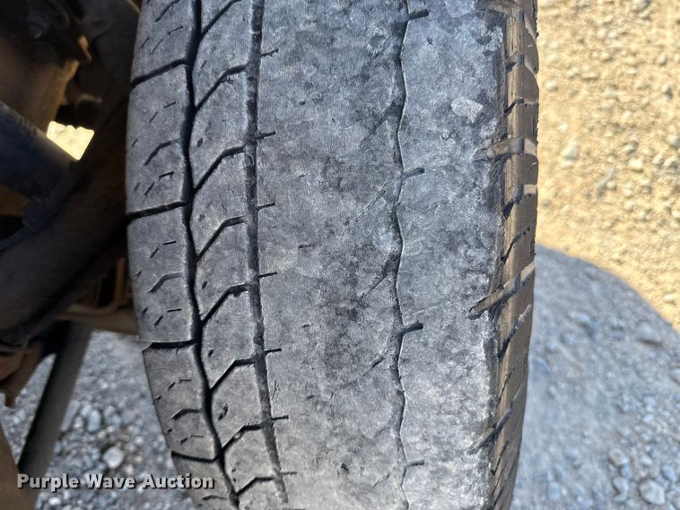 image for item ES5699 2007 Chevrolet Silverado 2500 flatbed pickup truck