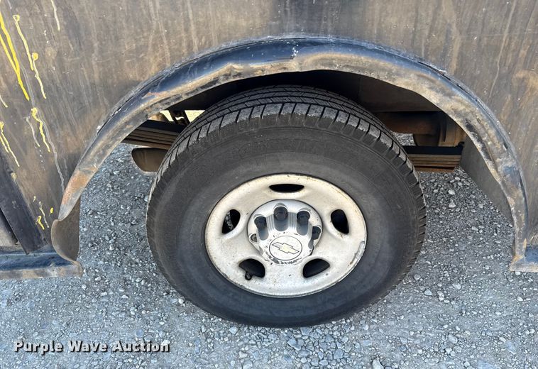 image for item ES5699 2007 Chevrolet Silverado 2500 flatbed pickup truck