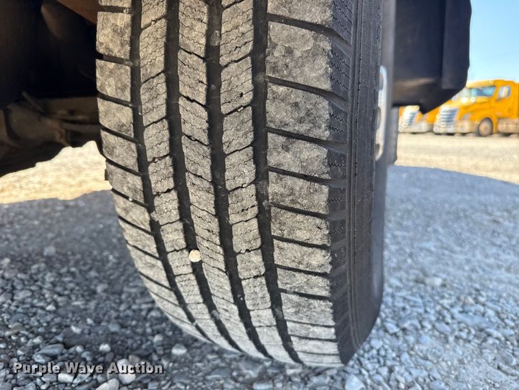 image for item ES5699 2007 Chevrolet Silverado 2500 flatbed pickup truck