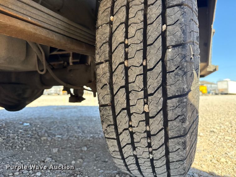 image for item ES5699 2007 Chevrolet Silverado 2500 flatbed pickup truck