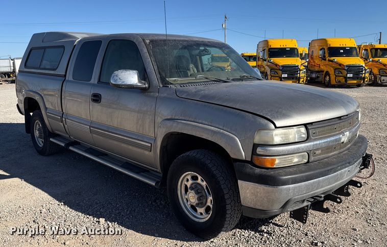 image for item ES5702 1999 Chevrolet Silverado 2500 Ext. Cab pickup truck