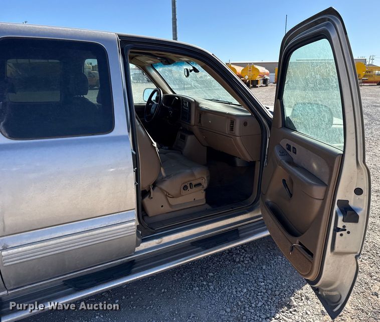 image for item ES5702 1999 Chevrolet Silverado 2500 Ext. Cab pickup truck