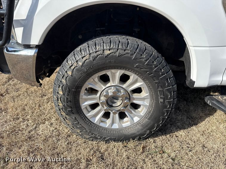 image for item ES5723 2021 Ford F250 Super Duty Crew Cab pickup truck