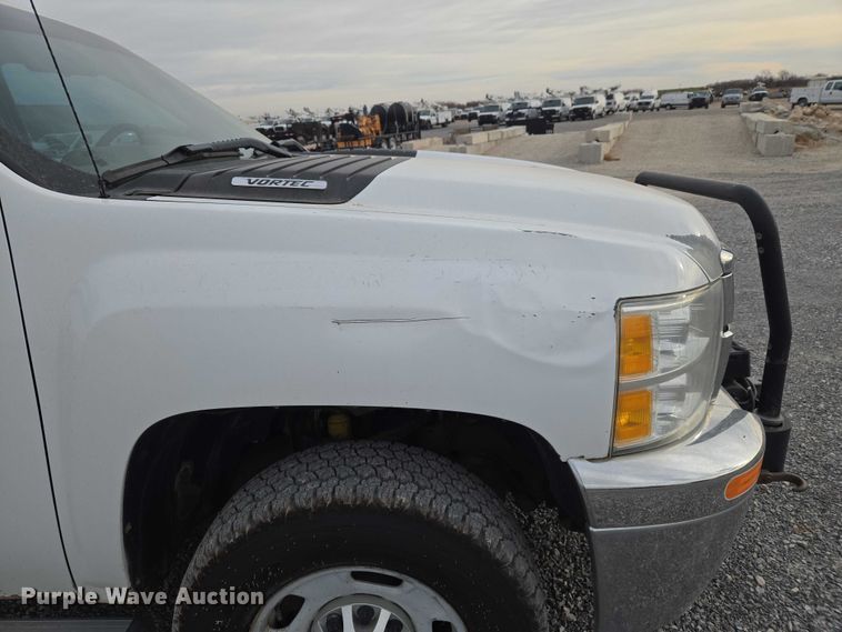 image for item ET1122 2013 Chevrolet Silverado 2500HD Crew Cab pickup truck