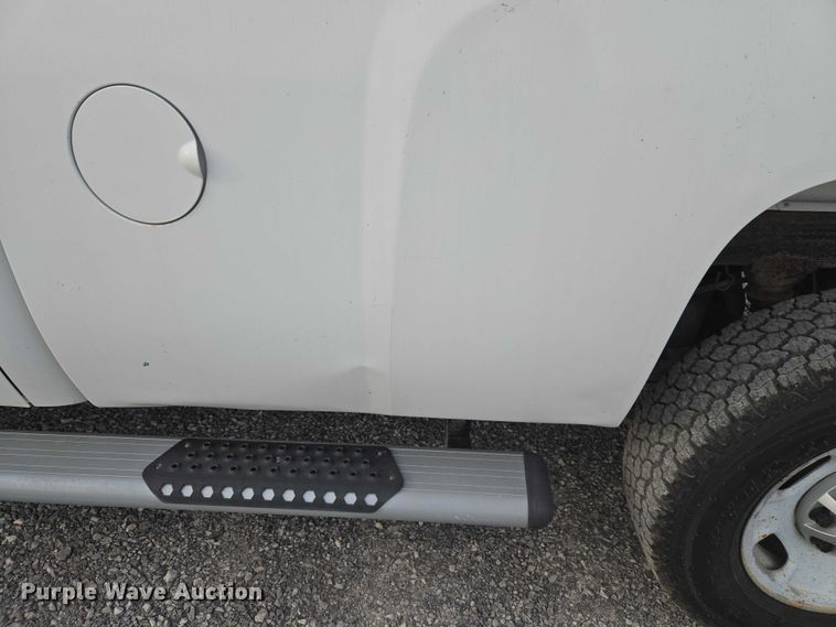 image for item ET1122 2013 Chevrolet Silverado 2500HD Crew Cab pickup truck