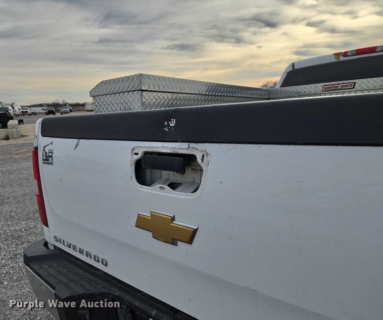 image for item ET1122 2013 Chevrolet Silverado 2500HD Crew Cab pickup truck