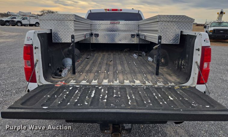 image for item ET1122 2013 Chevrolet Silverado 2500HD Crew Cab pickup truck